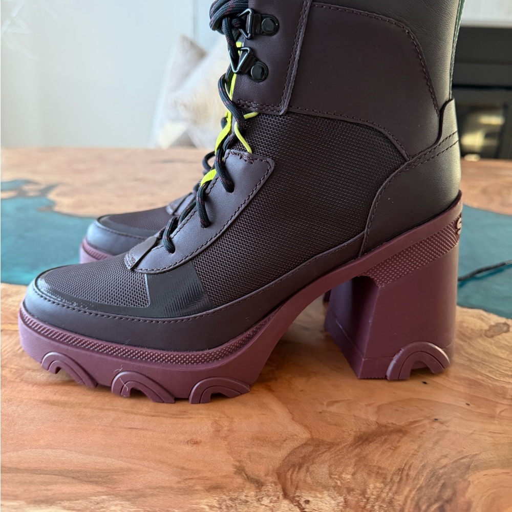 Stylish Sorel Women's Lace-Up Boots